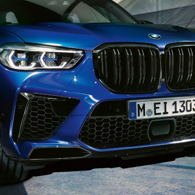 BMW X5 M 컴페티션의 하이 글로스 블랙 더블 키드니 그릴은 아래로 향할수록 넓어지는 공기흡입구와 어울러져 강한 남성미를 뽐낸다.