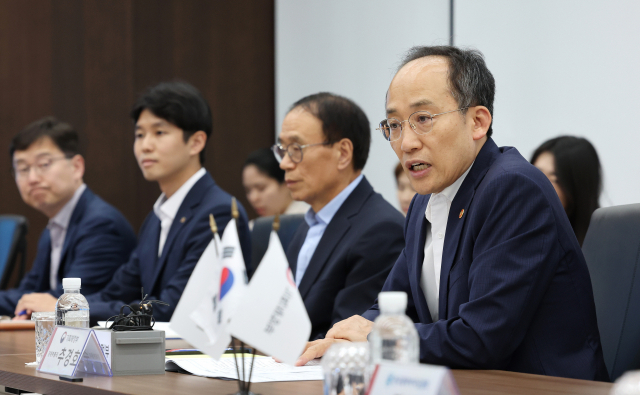 추경호 부총리 겸 기획재정부 장관이 바이오 산업 현장방문으로 24일 충북 청주시에 있는 에이프로젠바이오로직스를 찾아 임직원들과 간담회 하고 있다. /사진=기획재정부