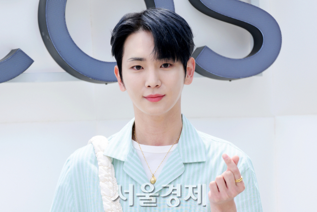 그룹 샤이니(SHINee) 키가 24일 오후 서울 종로구 루프스테이션 익선에서 진행된 스파브랜드 코스(COS)의 퀼티드 백 팝업스토어 오픈 기념 포토콜에서 포즈를 취하고 있다. 김규빈 기자