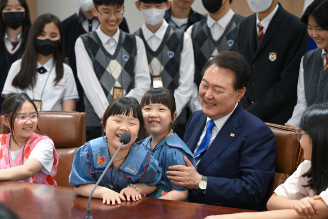 윤석열 대통령이 24일 서울 용산 대통령실 청사에서 한국형 발사체 누리호(KSLV-Ⅱ)의 3차 발사를 함께 시청하기로 했던 초중고생들과 모의 확대회담 체험을 하고 있다. 한편 이날 예정이었던 누리호 발사는 기술적 문제로 연기됐다./연합뉴스