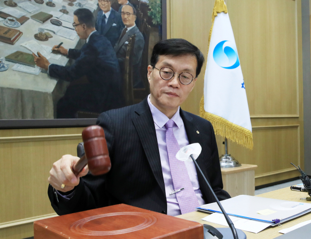 이창용 한국은행 총재가 25일 서울 중구 한국은행에서 열린 금융통화위원회에서 의사봉을 두드리고 있다. 사진공동취재단