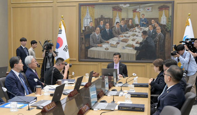 이창용 한국은행 총재가 25일 서울 중구 한국은행에서 열린 금융통화위원회를 주재하고 있다. 이날 열린 금통위는 6년 만에 준공된 한국은행 신축 본부에서 처음으로 진행됐다. 사진공동취재단