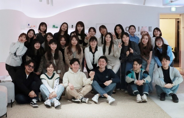 이진호(앞줄 왼쪽 네 번째) 올리브인터내셔널 대표가 서울 강남구 올리브인터내셔널 본사에서 쿠지·올리브인터내셔널 직원들과 사진을 촬영하고 있다. 사진 제공=올리브인터내셔널