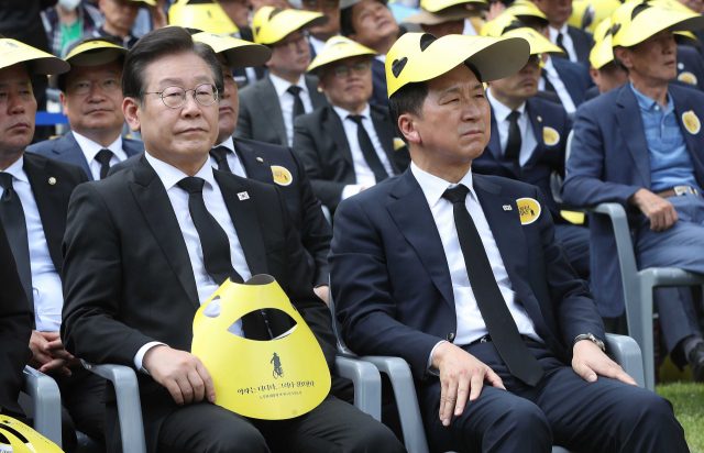 김기현(오른쪽) 국민의힘 대표와 이재명 더불어민주당 대표가 23일 경상남도 김해시 진영읍 봉하마을에서 열린 고(故) 노무현 전 대통령 서거 14주기 추도식에 참석해 추도식 영상을 바라보고 있다. 김해=연합뉴스