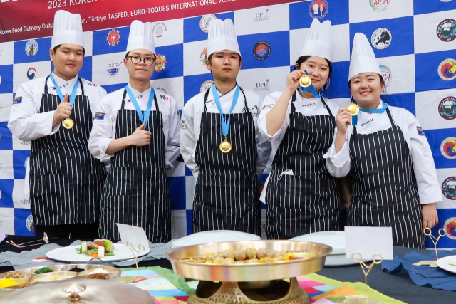 영산대학교 K-Food조리전공 재학생 8개팀이 최근 열린 2023 대한민국 챌린지컵 국제요리경연대회에 참가해 전원 수상하고 기념촬영을 하고 있다./사진제공=영산대