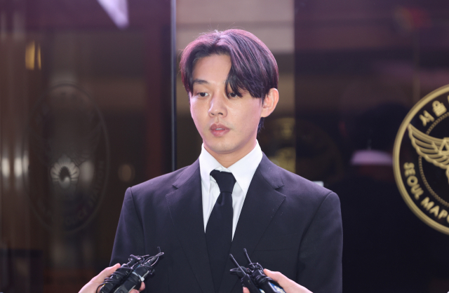마약 투약 혐의를 받고 있는 배우 유아인이 24일 구속영장이 기각된 뒤 서울 마포경찰서를 나서고 있다. 연합뉴스
