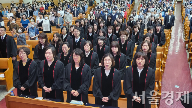 25일 서울 여의도순복음교회에서 목사 안수식이 진행되고 있다. 사진 제공=여의도순복음교회