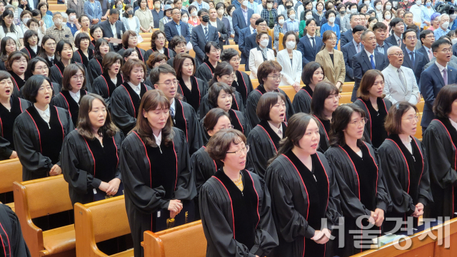 25일 서울 여의도순복음교회에서 목사 안수식이 진행되고 있다. 사진 제공=여의도순복음교회