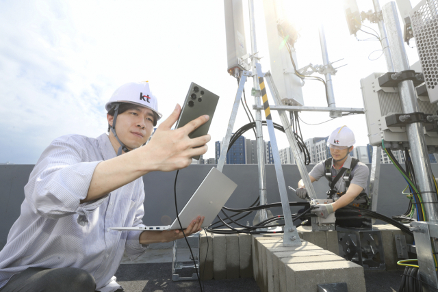 한 KT 직원이 건물 옥상 기지국에서 통신망을 검증하고 있다.사진제공=KT