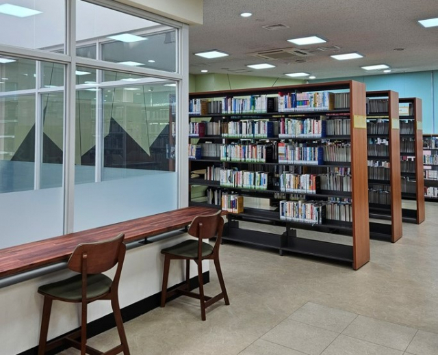 안양시 평촌도서관이 재건축에 따른 이전 작업으로 범계동 어린이도서관 2층에 마련한 임시자료실. 사진 제공 = 안양시 평촌도서관