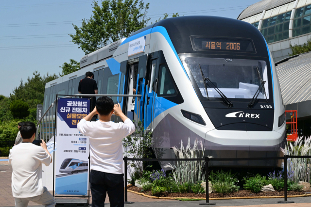 25일 인천 검암역 광장에서 '공항철도 증차사업'의 신규 전동차가 공개되고 있다. 인천=권욱 기자 2023.05.25