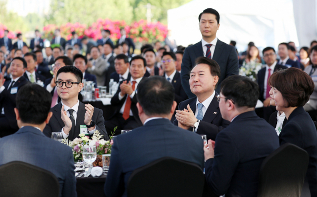 윤석열 대통령이 23일 서울 용산 대통령실 잔디마당에서 열린 '2023 대한민국 중소기업인대회'에 참석해 손뼉치고 있다. /연합뉴스