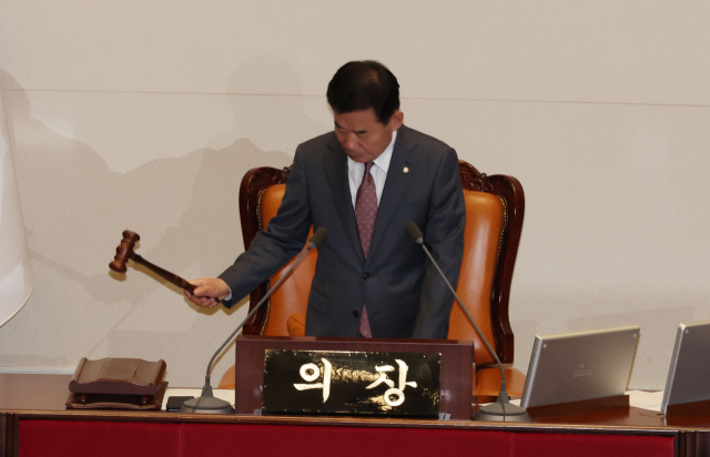 김진표 국회의장이 25일 오후 서울 여의도 국회에서 열린 본회의에서 의사봉을 두드리고 있다. 연합뉴스