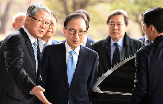 2018년 3월 14일 서울중앙지검에 출석한 이명박 전 대통령을 강진구(왼쪽) 사무국장이 안내하고 있다. 뉴스1