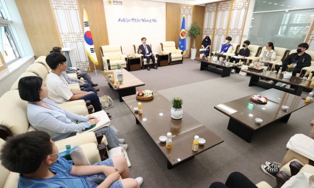 염종현 경기도의회 의장이 25일 의장접견실에서 경기지역 청소년들을 만나 교육현안 등에 대화를 나누고 있다. 사진 제공 = 경기도의회