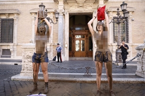 상의 벗고 온몸에 진흙 '콸콸'…로마 거리에 나타난 여성들의 정체