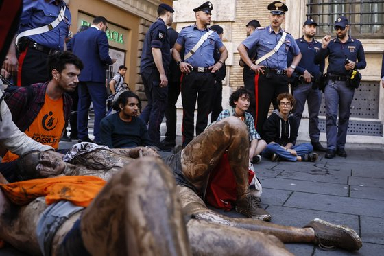 울티마 제네라치오 활동가들이 ‘진흙 시위’ 이후 경찰에게 제지를 받았다. AP 연합뉴스
