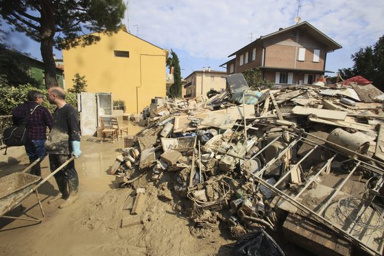 지난 22일 홍수 피해를 입은 이탈리아 북부 에밀리아-로마냐주 라벤나도의 파엔차에서 수습 작업에 힘쓰고 있다. AP=연합뉴스