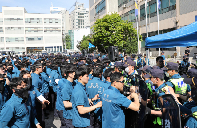 25일 서울 중구 서울경찰청 기동본부에서 경찰 기동대원들이 불법 집회·시위 해산과 불법 행위자 검거 훈련을 하고 있다.연합뉴스