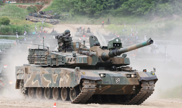 24일 육군 제11기동사단 소속 K2전차가 경기도 여주일대에서 도하 훈련을 하고 있다. 연합뉴스