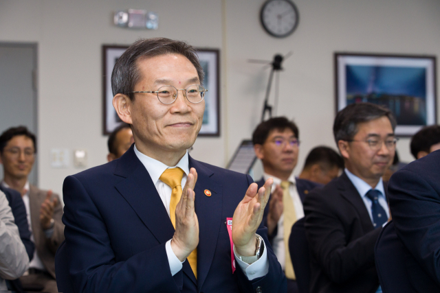 이종호 과학기술정보통신부 장관이 25일 오후 전라남도 고흥군 나로우주센터에서 누리호 3차 발사를 참관 하며 박수치고 있다. 사진 제공=한국항공우주연구원