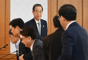 국가첨단전략산업위원회 참석하는 한덕수 총리