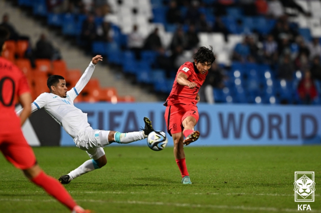 김용학이 26일 U-20 월드컵 온두라스와 2차전에서 왼발 슈팅을 하고 있다. 사진 제공=대한축구협회