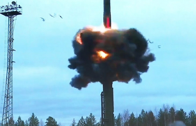 러시아군이 핵무기 사용 훈련 일환으로 대륙간탄도미사일(ICBM) 시험 발사를 하고 있다.