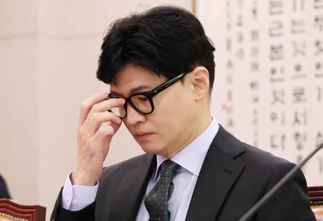 한동훈 법무부 장관이 지난 25일 국회 법제사법위원회 전체회의에서 안경을 고쳐쓰고 있다. 연합뉴스