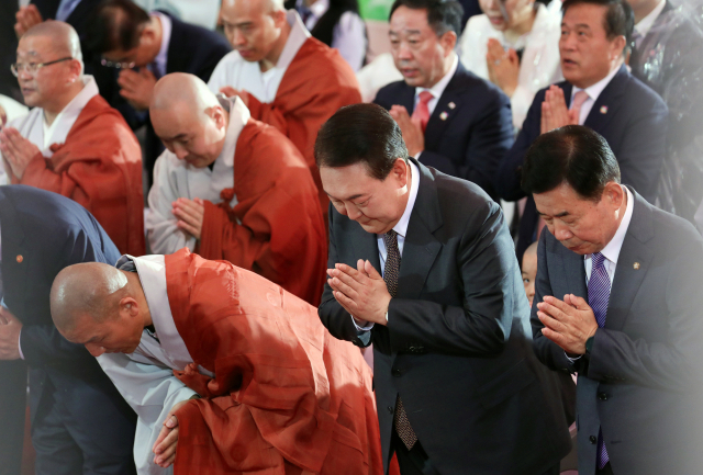 尹 '인권·약자보호·세계평화 국정철학은 부처님의 가르침'