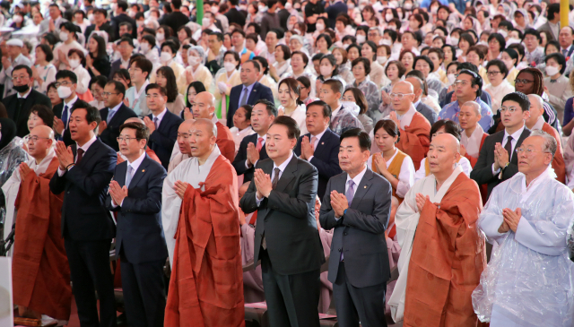 27일 서울 종로구 조계사에서 열린 불기 2567년 부처님오신날 봉축법요식에서 참석자들이 삼귀의례를 하며 합장하고 있다. 대통령실통신사진기자단