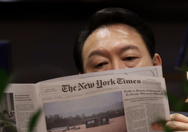 지난해 9월 19일 미국 뉴욕 방문 당시 참모회의 도중 윤석열 대통령이 뉴욕타임스 신문을 읽고 있다. 사진 제공=대통령실