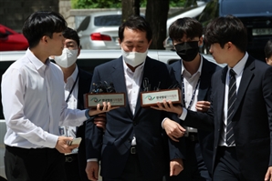 진술하는 姜에 돈줄·수수자 추적하는 檢…판도라 상자 열리나[안현덕 기자의 LawStory]