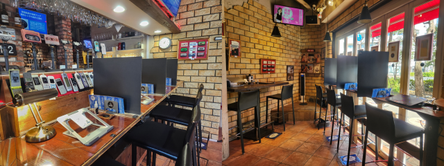 일본 도쿄 스미다구 고엔지에 자리한 원고집필 카페 ‘삼각지대’의 내부 전경. 이탈리안 바(bar)로 이용했던 공간 인테리어를 그대로 두고 인터넷, 콘센트 등 원고 작업에 필요한 시설을 추가해 꾸몄다./송주희기자