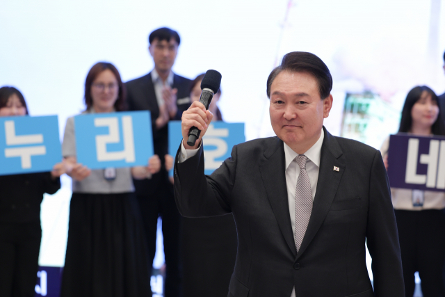 尹대통령 지지율, 3.2%P 오른 44.7% 기록