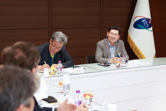 학교장 의견 듣고 활짝 웃는 이상일 용인시장(오른쪽). 사진 제공 = 용인시