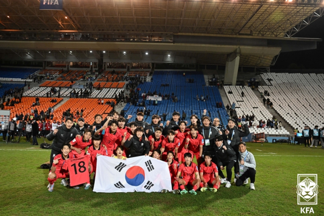 29일 F조 2위로 U-20 월드컵 16강 진출을 확정한 한국 20세 이하 대표팀 선수들이 기념 촬영을 하고 있다. 사진 제공=대한축구협회