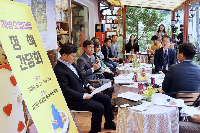 한창섭 행정안전부 차관이 지난 11일 충북 괴산군 숲속 작은 책방에서 청년마을 관계자 및 영농 유튜버 등과 지방소멸대응 정책현장 간담회를 하고 있다. 사진제공=행안부