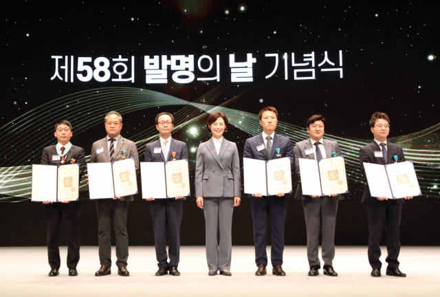 이인실 특허청장(가운데)이 지난 5월 12일 서울 강남구 코엑스에서 열린 제58회 발명의 날 기념식에서 대통령상 수상자들과 기념 촬영하고 있다. /특허청 제공