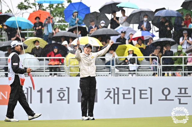 우승 퍼트 뒤 환호하는 방신실. 사진 제공=KLPGA