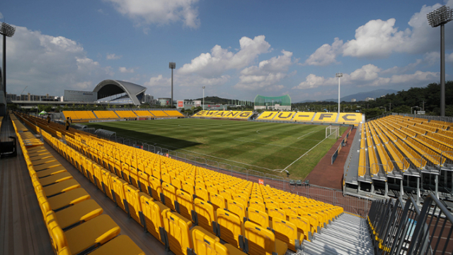 시민프로축구단 광주FC가 홈구장으로 사용 중인 광주축구전용구장 전경. 광주FC의 홈구장인 광주축구전용구장에서 흔들림 현상이 발생하는 관람석의 안전성 문제가 제기됐다. 사진 제공=광주FC