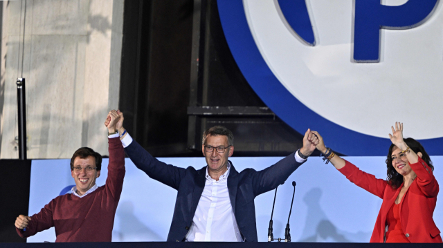 스페인 제1야당인 국민당 지도부가 28일(현지시간) 마드리드 당사 앞에서 지방선거 승리를 축하하고 있다. AFP연합뉴스