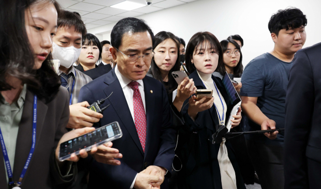 국민의힘 태영호 최고위원이 10일 오전 국회 소통관에서 최고위원직 자진 사퇴 기자 회견 뒤 취재진의 질문을 받으며 이동하고 있다. 공동취재