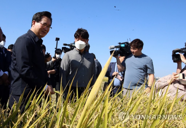정황근(왼쪽) 농림축산식품부 장관이 지난해 전북 익산의 한 가루쌀 가공업체를 찾아 재배 상황에 대한 이야기를 듣고 있다. 연합뉴스