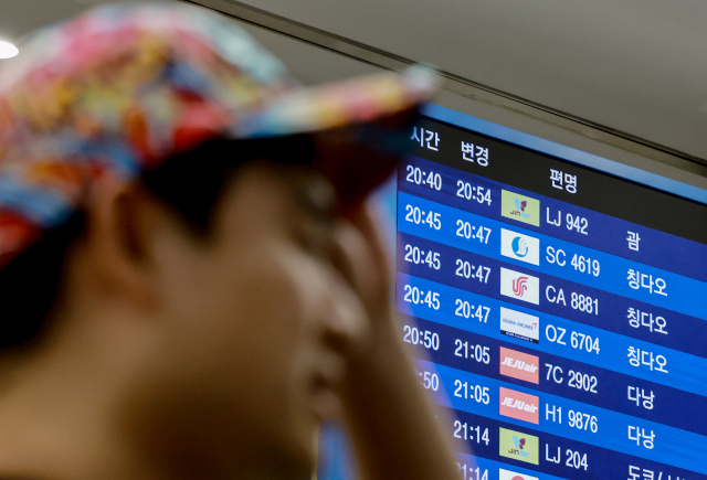 괌에 고립됐던 한국 관광객들이 괌 국제공항 운영 재개로 29일 오후 인천국제공항 제1여객터미널 입국장을 통해 귀국하고 있다. 연합뉴스