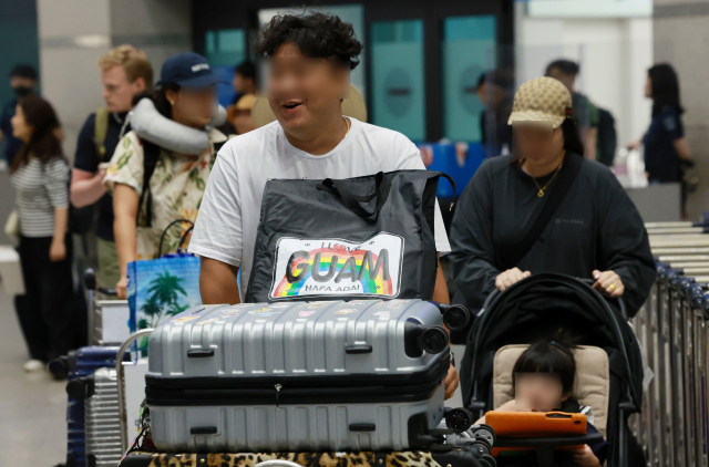 괌에 고립됐던 한국 관광객들이 괌 국제공항 운영 재개로 29일 오후 인천국제공항 제1여객터미널 입국장을 통해 귀국하고 있다. 연합뉴스