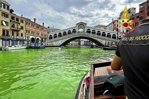 '형광 녹색'으로 물든 베니스 운하…배후는 바로 이들?