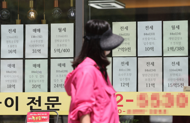 아파트 전세 가격 하락세가 이어지면서 역전세난 우려가 커지는 가운데 5월 22일 오후 서울 종로구의 한 부동산 중개업소 앞에 전세 매물 등 부동산 매물 정보가 게시되어 있다. 연합뉴스