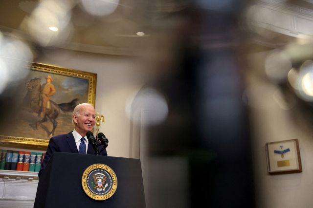 조 바이든 미국 대통령이 28일(현지 시간) 워싱턴DC 백악관에서 부채한도 협상안 타결 소식을 알리고 있다. 로이터연합뉴스