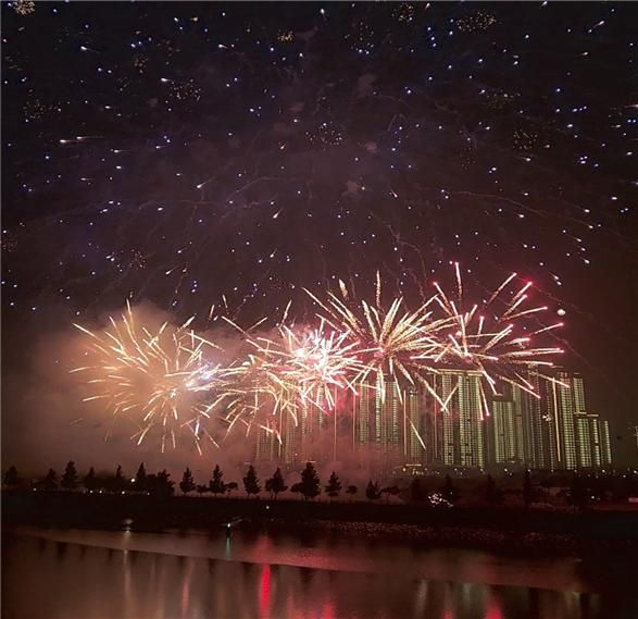 지난 27일 열린 '검암역 로열파크씨티' 점등식에서 피날레를 장식한 불꽃쇼 모습. 사진제공=디케이아시아